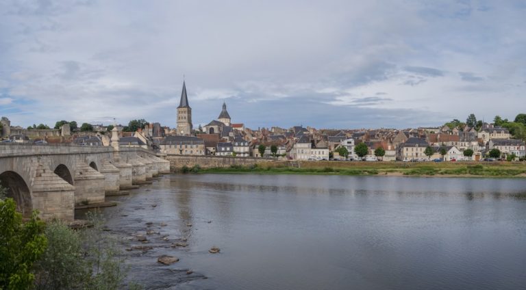 découvrez la loire, majestueux fleuve de france, célèbre pour ses châteaux historiques, ses paysages enchanteurs et sa riche biodiversité. explorez ses rives, savourez sa gastronomie locale et plongez au cœur de l'histoire de cette région fascinante.