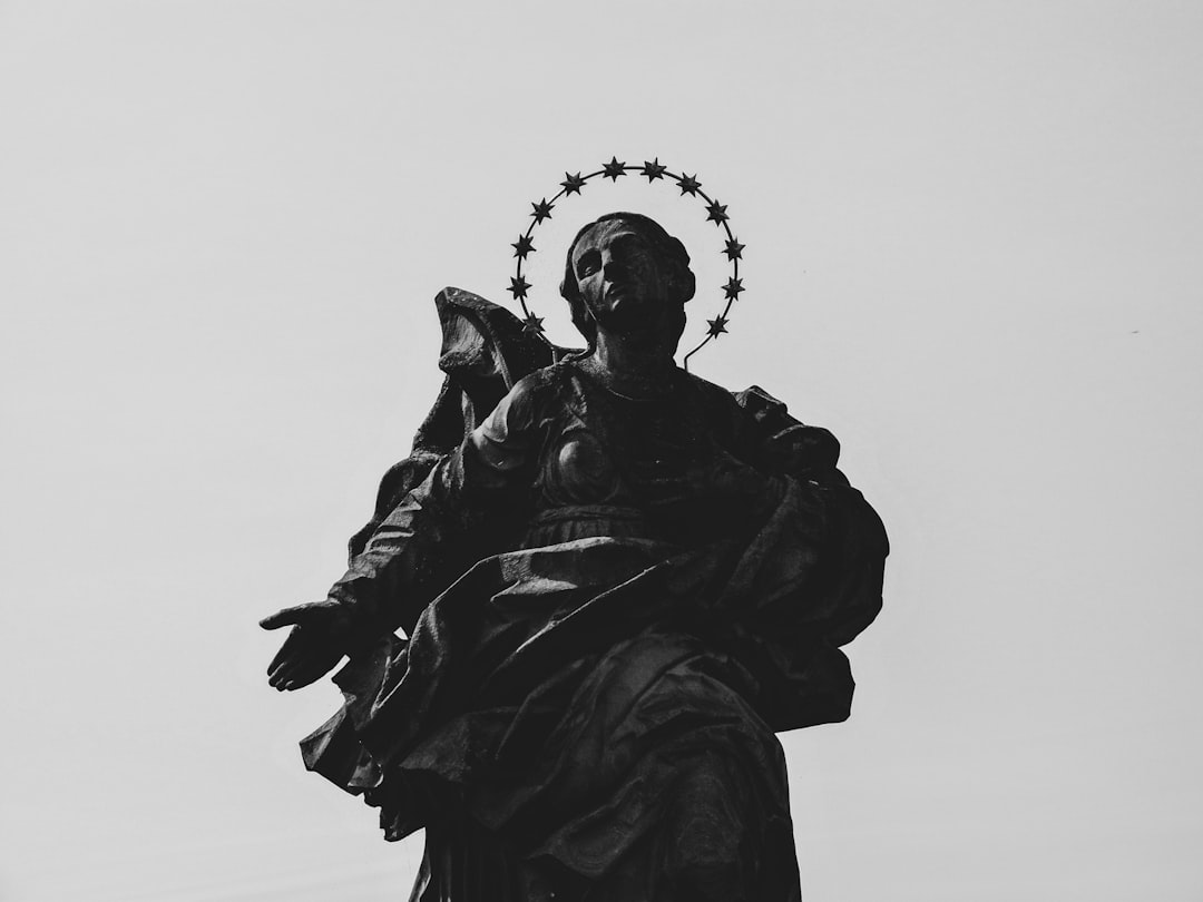 découvrez saint-émilion, charmant village médiéval classé au patrimoine mondial de l'unesco, connu pour ses vins d'exception, ses ruelles pavées et son riche patrimoine historique. explorez ses vignobles pittoresques, savourez des délices culinaires locaux et imprégnez-vous de l'atmosphère unique de cette destination incontournable du sud-ouest de la france.