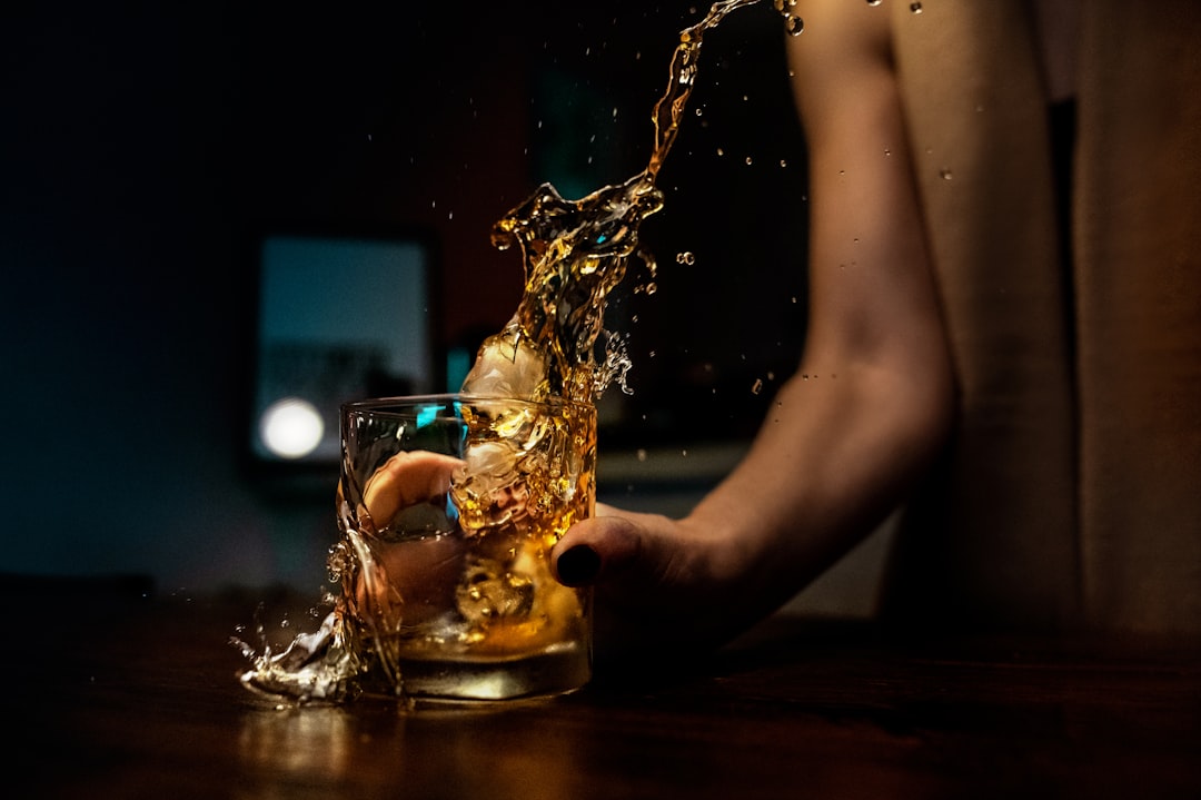 découvrez l'univers fascinant du whisky : ses origines, ses différentes variétés et conseils de dégustation. que vous soyez un novice curieux ou un connaisseur passionné, explorez les arômes et les saveurs qui font de chaque gorgée une expérience unique.