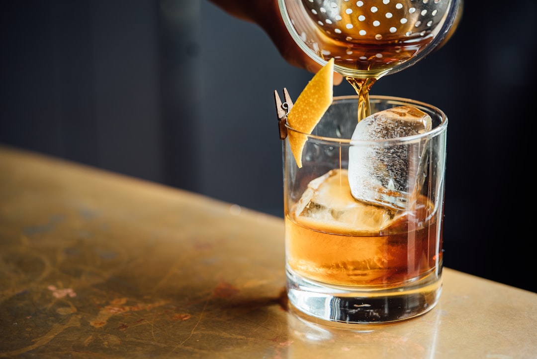 découvrez l'univers fascinant du whisky : des conseils de dégustation, des histoires sur les distilleries célèbres et des suggestions d'accords mets-whisky qui éveilleront vos sens. plongez dans les arômes riches et les saveurs uniques de cette boisson emblématique.