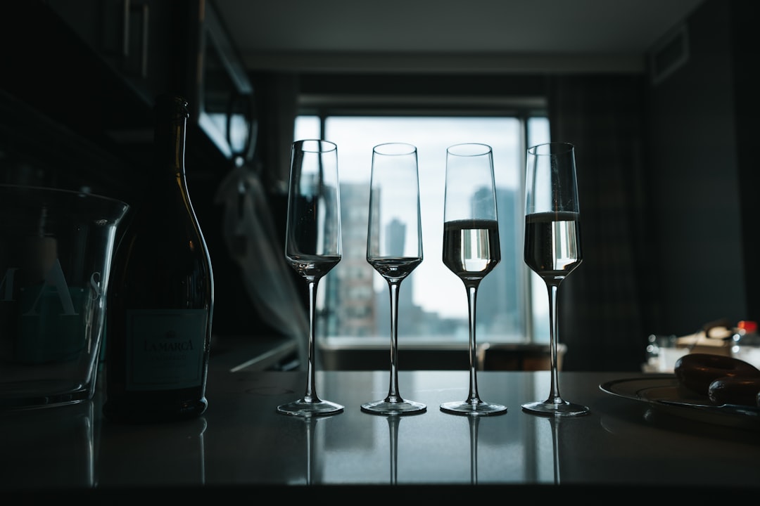 découvrez tout ce que vous devez savoir sur la capacité des verres à vin, des différentes tailles aux astuces pour choisir le verre parfait pour chaque type de vin. apprenez à apprécier pleinement vos dégustations grâce à un choix éclairé.
