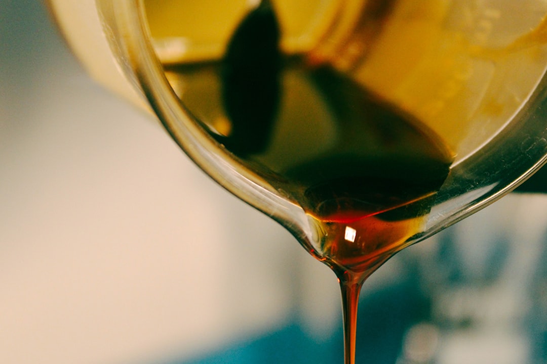 découvrez des méthodes efficaces pour éliminer les taches de vin sur vos vêtements et surfaces. apprenez des astuces pratiques et des produits recommandés pour restaurer vos tissus et garder votre linge impeccable.