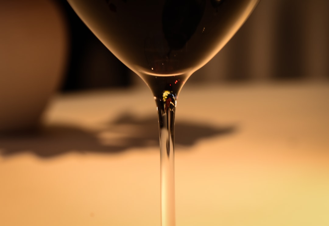 découvrez les meilleures méthodes pour éliminer les taches de vin de vos textiles et surfaces. apprenez des astuces pratiques et des solutions efficaces pour retrouver l'aspect impeccable de vos tissus, même après une éclaboussure de vin. ne laissez plus les taches de vin ruiner vos événements !