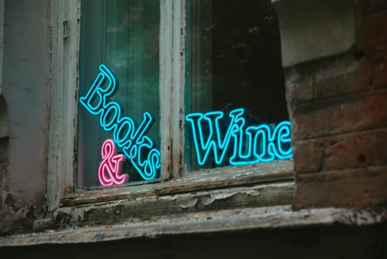 découvrez un monde de saveurs avec notre abonnement de vin, qui vous offre chaque mois une sélection de bouteilles de qualité, soigneusement choisies par des experts. profitez d'une expérience unique de dégustation directement chez vous, adaptée à vos préférences et à votre budget.