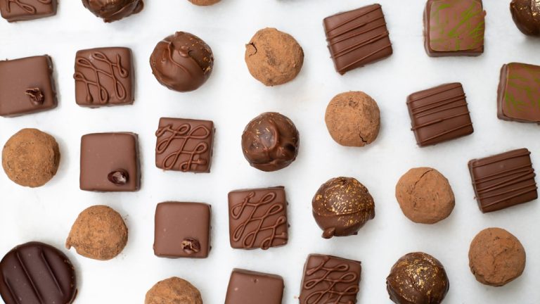 découvrez tout sur le chocolat : son histoire, ses bienfaits, ses différentes variétés et des idées de recettes savoureuses pour sublimer ce plaisir gourmand incontournable.