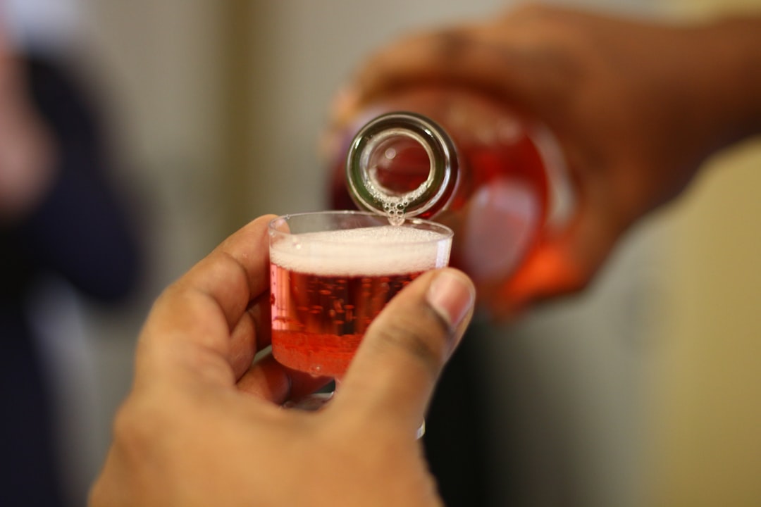 découvrez les vins rouges légers : des crus fruités et délicats, parfaits pour accompagner vos repas estivaux ou vos apéritifs. idéal pour ceux qui préfèrent un vin rouge doux et facile à boire.