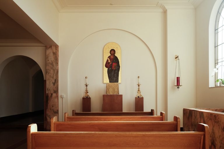 découvrez saint-chinian, charmant village du sud de la france réputé pour ses vins aoc, ses paysages pittoresques et son riche patrimoine culturel. parfait pour les amateurs d’œnotourisme et de balades en nature.
