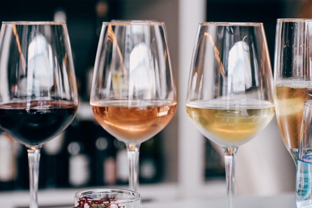 découvrez tout sur le vin blanc : ses origines, ses arômes fruités, les meilleurs accords mets et vins, ainsi que des conseils pour choisir, servir et apprécier pleinement ce vin raffiné.