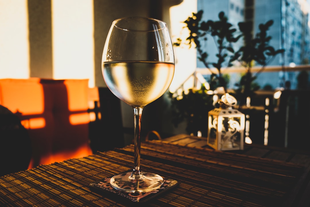 découvrez tout ce qu'il faut savoir sur le vin blanc : cépages, accords mets et vins, dégustation et conseils pour bien le choisir. parfait pour amateurs et connaisseurs.