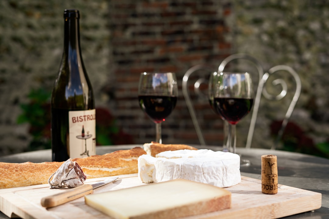 découvrez l'art de l'accord mets et vins : astuces et conseils pour associer parfaitement fromages et vins, et sublimer vos dégustations lors de vos prochains repas ou apéritifs.