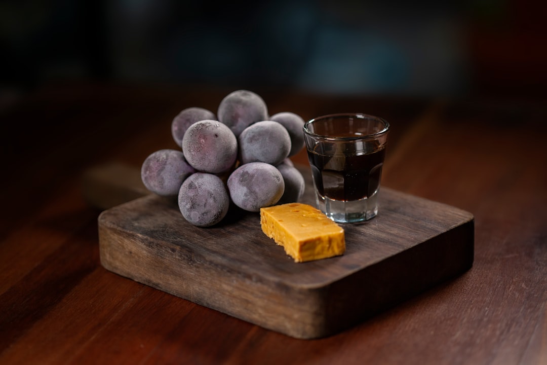 découvrez comment réussir l'accord parfait entre le vin et le fromage grâce à nos conseils pratiques et suggestions d'associations classiques ou originales pour sublimer vos dégustations.