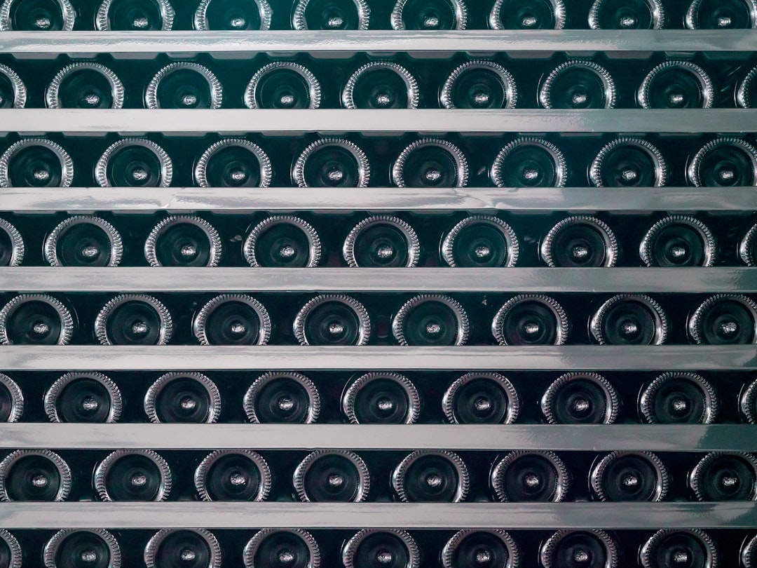 découvrez comment créer, organiser et entretenir une cave à vin idéale chez vous. conseils d’experts pour le stockage, la sélection et la dégustation de vos bouteilles préférées.