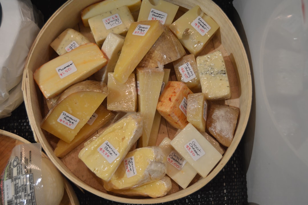 découvrez nos cheese box gourmandes, une sélection raffinée de fromages artisanaux à déguster ou à offrir. idéal pour les apéritifs, cadeaux ou soirées conviviales entre amis !