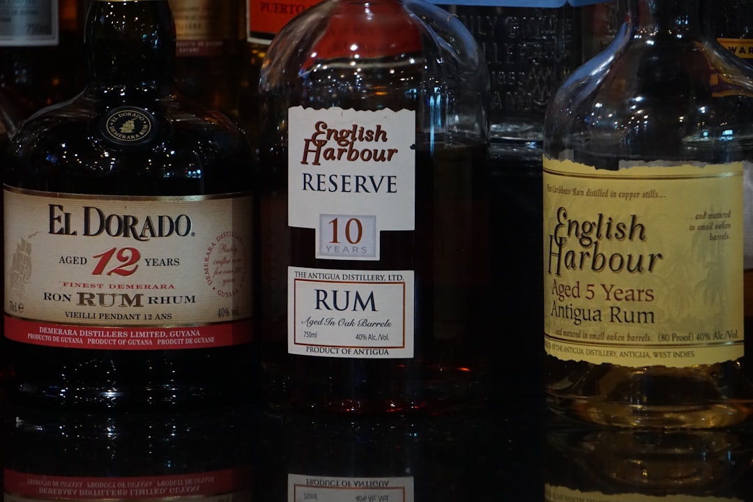 découvrez un rhum exceptionnel, issu d’un savoir-faire unique. parfait pour les amateurs de spiritueux raffinés à la recherche de saveurs authentiques et d’une expérience de dégustation inoubliable.