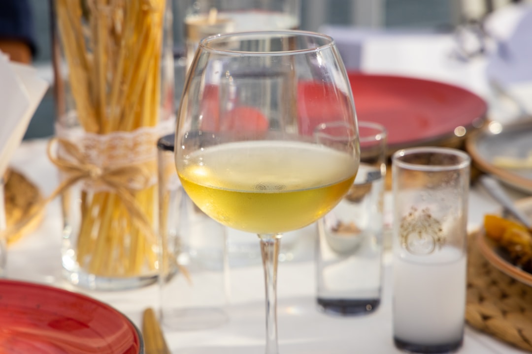 découvrez les vins blancs pétillants italiens, réputés pour leur fraîcheur, leurs bulles délicates et leurs arômes raffinés, parfaits pour toutes les occasions festives.