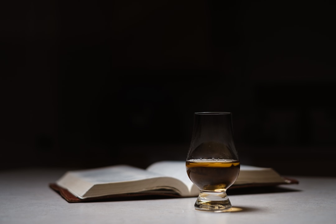 découvrez l’univers du whisky : histoire, saveurs, fabrication, conseils de dégustation et sélection des meilleures bouteilles pour amateurs et passionnés.
