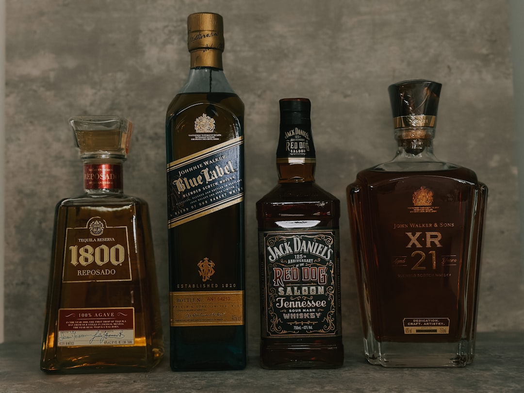 découvrez l'univers du whisky : histoire, fabrication, arômes et conseils pour bien choisir et déguster ce spiritueux d'exception. explorez les différentes variétés venues d'écosse, d'irlande, du japon et du monde entier.