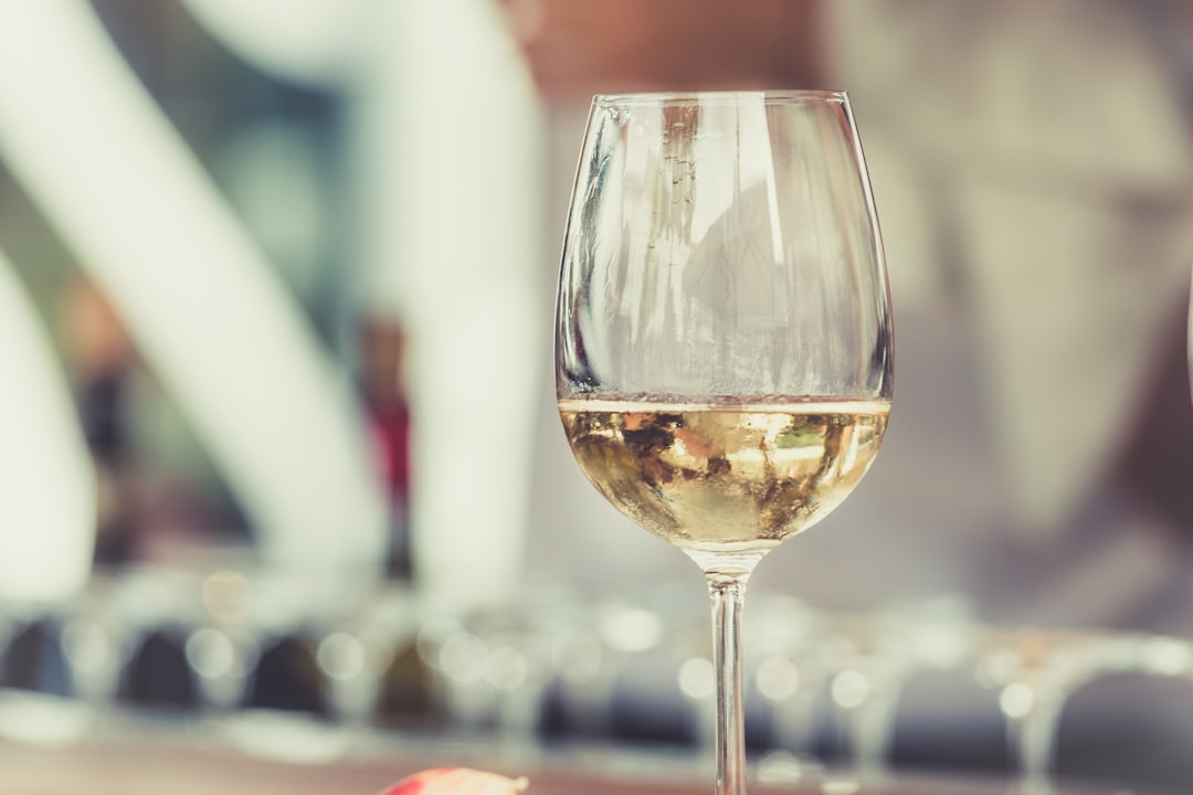découvrez tout sur le vin blanc : ses origines, ses cépages, ses accords mets-vins et les meilleures façons de le déguster. conseils pour apprécier et choisir le bon vin blanc.