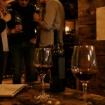 Association oenologie : dégustation en cave, carnet et verres