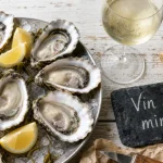 Huitres vin blanc : plateau d’huîtres et verre de vin sec minéral