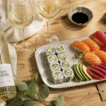 Quel vin avec les sushis : bouteille de vin blanc et sushis, accords vins japonais