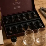 Coffret oenologie ouvert avec verres et flacons d’arômes pour dégustation