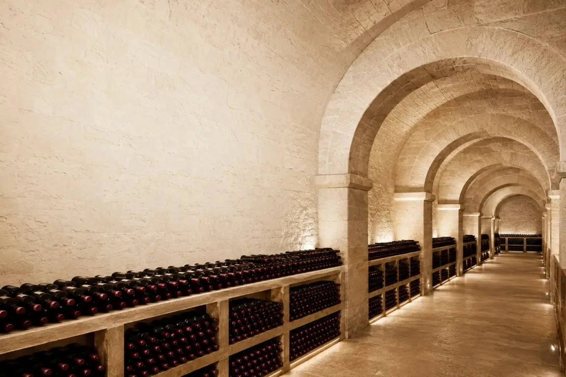Bordeaux cave à vin dans une galerie souterraine en pierre